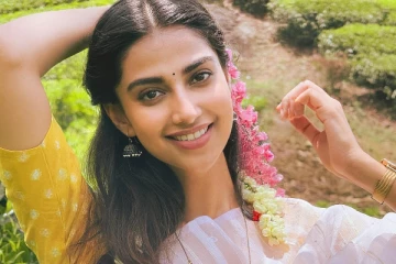 ஹோம்லி லுக்கில் தேவதை போல இருக்கும் GOAT பட நடிகை மீனாட்சி சவுத்ரி!