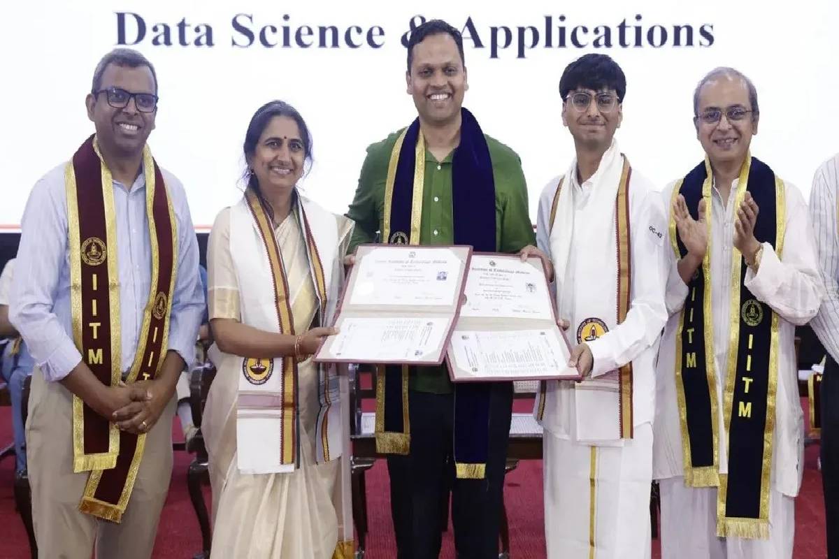 45 வயது அம்மா - 21 வயது மகன்: ஒரே மேடையில் பட்டம் பெற்ற நெகிழ்ச்சி தருணம்! | Mom And Son 21 Graduate Together At Iit Madras 45 வயது அம்மா - 21 வயது மகன்: ஒரே மேடையில் பட்டம் பெற்ற நெகிழ்ச்சி தருணம்! | Mom And Son 21 Graduate Together At Iit Madras