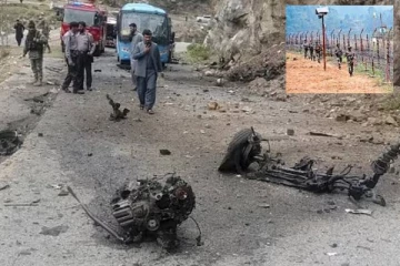 சோதனைச் சாவடி நோக்கி வந்த கார்..வெடித்துச் சிதறியதில் 12 ராணுவ வீரர்கள் மரணம்