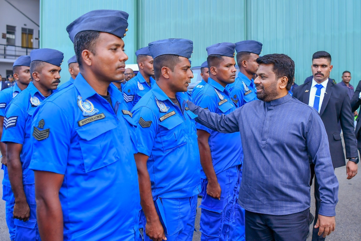 அமெரிக்காவின் 10 உலங்குவானூர்திகள் உத்தியோகபூர்வமாகப் பொறுப்பேற்பு - இருதரப்பு உடன்படிக்கை ஒன்று கைச்சாத்து | 10 Helicopters Donated Us Handed Over Sri Lanka அமெரிக்காவின் 10 உலங்குவானூர்திகள் உத்தியோகபூர்வமாகப் பொறுப்பேற்பு - இருதரப்பு உடன்படிக்கை ஒன்று கைச்சாத்து | 10 Helicopters Donated Us Handed Over Sri Lanka