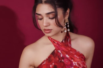 இளம் நடிகை க்ரித்தி ஷெட்டி ஹாட் உடையில் போட்டோஷூட்