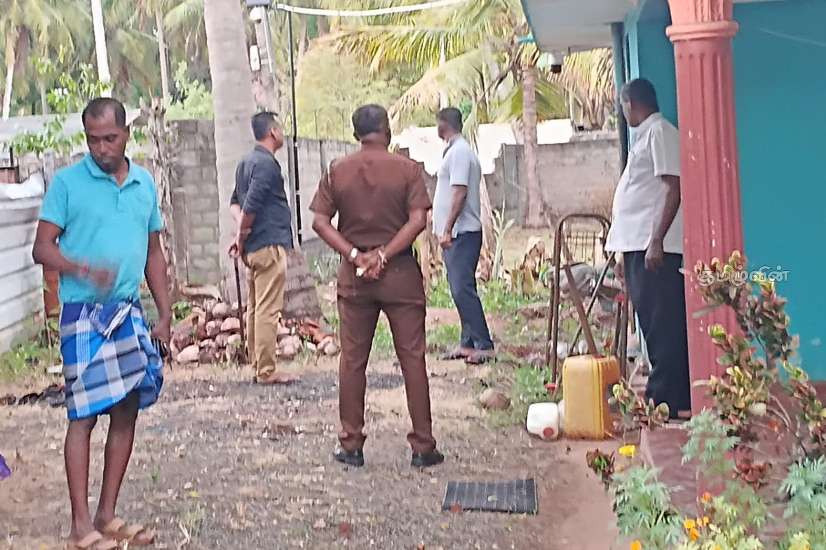 வீடு திரும்பிய ஆசிரியருக்கு காத்திருந்த அதிர்ச்சி - தடவியல் பொலிஸாருக்கு விடுக்கப்பட்ட அழைப்பு | Valuable Items Stolen In Vavuniya வீடு திரும்பிய ஆசிரியருக்கு காத்திருந்த அதிர்ச்சி - தடவியல் பொலிஸாருக்கு விடுக்கப்பட்ட அழைப்பு | Valuable Items Stolen In Vavuniya