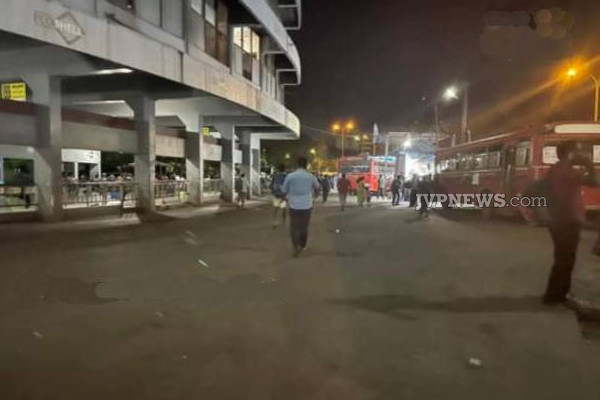ஊரடங்கு சட்டத்தால் கொழும்பில் தவிக்கும் மக்கள் (Photos) | People Suffering Colombo Due To Curfew Transport