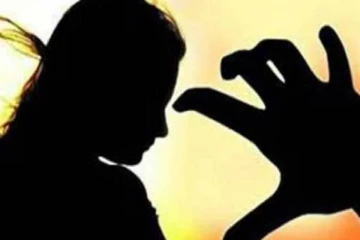 வீட்டில் இறக்கி விடுவதாக கூறி மாணவியை பாலியல் வன்கொடுமை செய்த இளைஞர்