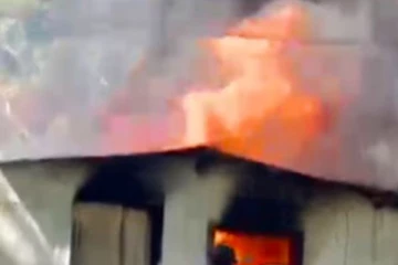 නිවසක් තුළ හදිසියේම ගින්නක්.. මුලුමනින්ම ගිනිගෙන විනාශ වූ හැටි..