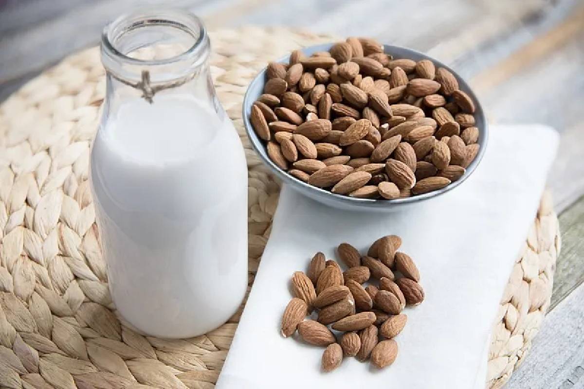 இரவில் தூங்குவதற்கு முன் பாதாம் பால் குடித்தால் என்ன நடக்கும்? | Benefits Of Drinking Almond Milk Before Sleep