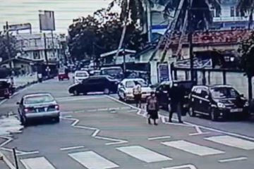 පොලිස් කොස්තාපල් ප්‍රසිද්ධියේ සිසුවියන් දෙදෙනෙකුට නිරුවත පෙන්වයි.. සිදුවූ දේ මෙන්න