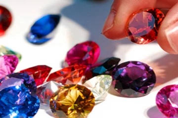 ஆசனவாயில் இருந்து கொட்டிய இரத்தினக் கற்கள்; விமான நிலைய அதிகாரிகள் அதிர்ச்சி