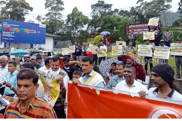 அரசாங்க நடவடிக்கைக்கு எதிர்ப்பு தெரிவித்து வீதிக்கு இறங்கிய மக்கள்(Photos) | Protest In Nuwara Eliya Against Government Action