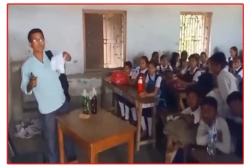 வகுப்பறைக்குள் புகுந்து துப்பாக்கியை காண்பித்து மாணவர்களை மிரட்டிய நபர் - பாய்ந்து பிடித்த போலீஸ்காரர்