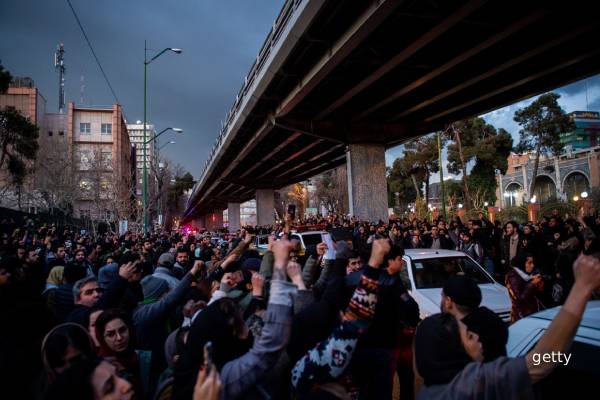 குருவிகளைப் போல் சுட்டு வீழ்த்தப்பட்ட மக்கள்... ஈரானிய இசைக்கலைஞர் வெளிப்படை | Massacre On Iran Streets