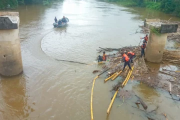 பாலங்களிலிருந்து குப்பைகளை அகற்றும் கடற்படையினர்