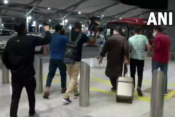 உலகம் எங்களை கைவிட்டுவிட்டது, தலிபான்கள் எங்களை கொன்றுவிடுவார்கள்- ஆப்கான் பெண் கதறல் | Afghanistan Taliban India