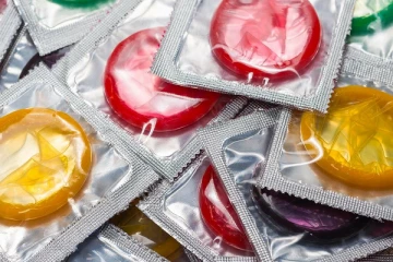 20 ​ஆணுறைகளுடன் சிக்கிய இரு பெண்கள்
