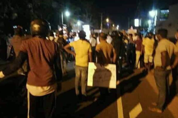 ஆர்ப்பாட்டக்காரர்கள் மீது கண்ணீர் புகைக்குண்டு வீசிய பொலிஸார்! பெரும் பரபரப்பு | Police Smoke Tears On Demonstrators Attack ஆர்ப்பாட்டக்காரர்கள் மீது கண்ணீர் புகைக்குண்டு வீசிய பொலிஸார்! பெரும் பரபரப்பு | Police Smoke Tears On Demonstrators Attack