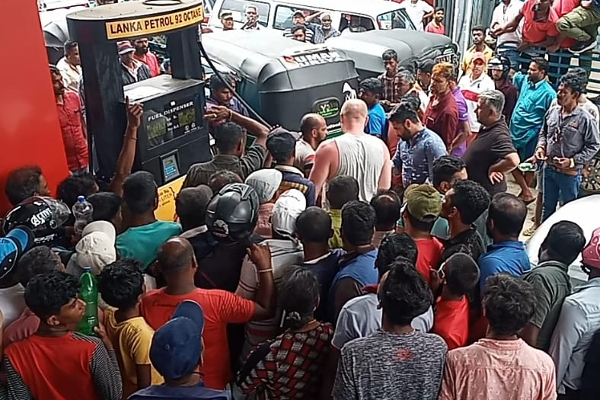 இலங்கை நெருக்கடியால் வீதிக்கு வந்த ரஷ்ய நாட்டு சுற்றுலாப் பயணி | Russian Tourist On The Streets Of Sri Lanka