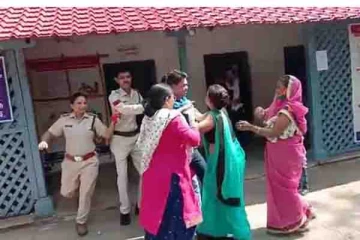 விவாகரத்து வாங்கிய கணவனை வீதியில் இழுத்து போட்டு அடித்த முதல் மனைவி!