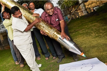 உலகின் மிகப்பெரிய பேனா! எழுதுவதற்கு எத்தனை பேர் தெரியுமா?