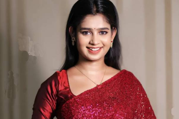 சிவப்பு நிறத்தில் ஜொலிக்கும் இலங்கைப் பெண் ஜனனி! வைரலாகும் புகைப்படங்கள் | Sri Lankan Girl Janany Shines In Red Saree Photos