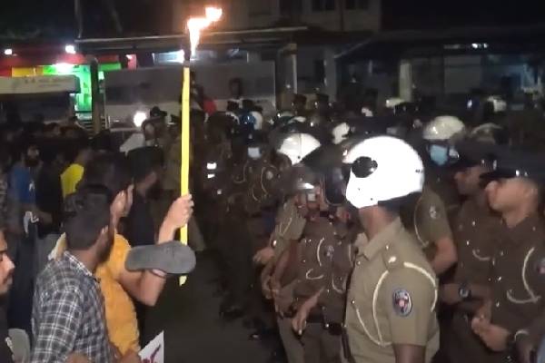 களனி பல்கலைக்கழகத்திற்கு அருகில் பதற்றநிலை! பௌத்த பிக்குகள் மீது தாக்குதல் (PHOTOS) | Kelani University Students Protest