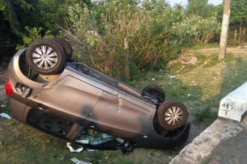 மட்டக்களப்பு - தாழங்குடாவில் பாதையை விட்டு தடம்புரண்ட கார்