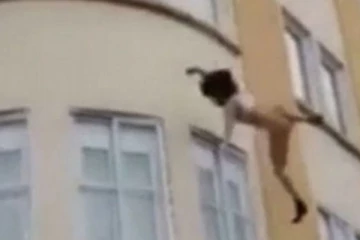 නිවසේ දි සිදුවන හිරිහැර දරා ගැනීමට නොහැකිව,විධායක කතක් නිවසේ උඩුමහලින් බිමට පනියි