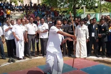 "கம்பெடுத்தா சொல்லி அடிப்பேன் ஹொய்...ஜல்லி காளையைப் போல் துள்ளிக் குதிப்பேன்" - சிலம்பம் சுற்றி அசத்திய அமைச்சர்