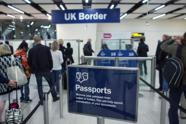 பிரித்தானியா அறிமுகப்படுத்தும் கடுமையான எல்லை விதி.. இரட்டை குடியுரிமை கொண்டவர்களுக்கு சிக்கல் | Uk Tightens Border Rules For Dual Nationals