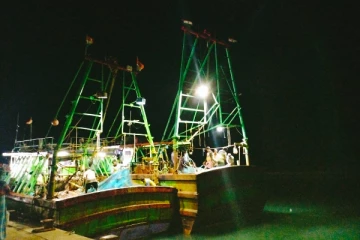 இலங்கை எல்லைக்குள் அத்துமீறி நுழைந்து மீன்பிடி நடவடிக்கைகளில் ஈடுபட்ட இந்திய மீனவர்கள் கைது