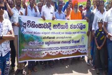 பூண்டுலோயா - நுவரெலியா பிரதான பாதையை புனரமைத்து தருமாறு கோரி ஆர்ப்பாட்டம் (photos)