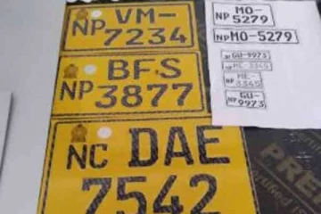 போலி வாகன இலக்கு தகடுகளை தயாரித்த வர்த்தகர்  கைது