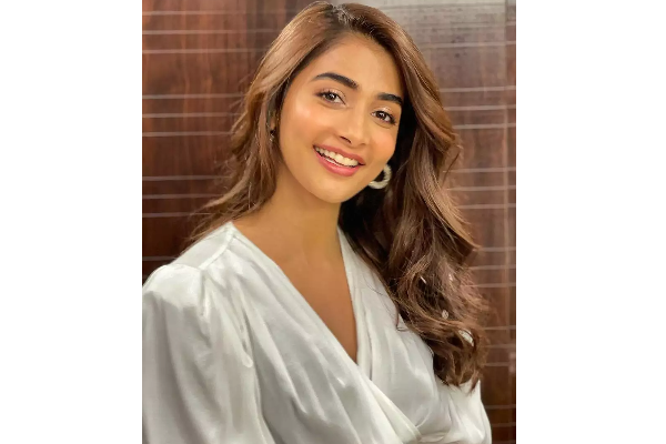 தொடர் தோல்வி படங்கள்.. ஆனாலும் பூஜா ஹெக்டேவுக்கு கிடைத்த பிரம்மாண்ட பட வாய்ப்பு | After Many Flops But Pooja Hegde Gets Huge Chance