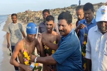 10 மணித்தியாலத்தில் தலைமன்னார் - பாக் ஜலசந்தி கடலை நீந்தி சாதனை படைத்த இந்தியர்கள்!