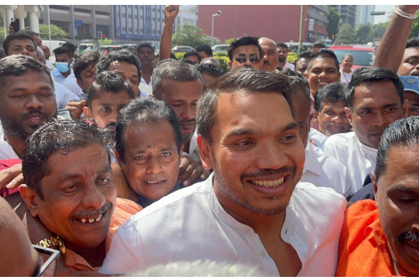 සුළු මොහොතකට පෙර නාමල් රාජපක්ෂ CIDයට | Namal Rajapaksa Appears Before Cid සුළු මොහොතකට පෙර නාමල් රාජපක්ෂ CIDයට | Namal Rajapaksa Appears Before Cid