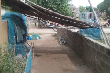 மது போதையில் வீடொன்றுக்குள் நுழைந்து தாக்குதல் மேற்கொண்ட குழுவினர்