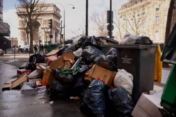 பிரான்ஸ் நாட்டில் மலைபோல் குவிந்து கிடக்கும் குப்பைகள்!