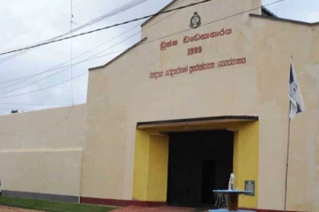 බන්ධනාගාරයේ සන්නිවේදන උපකරණ සැඟවූ බිත්තිය සොයාගනී