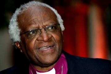 வெள்ளையர்களின் ஆட்சியை எதிர்த்து  போராடிய பேராயர் டெஸ்மண்ட் டுட்டு காலமானார்