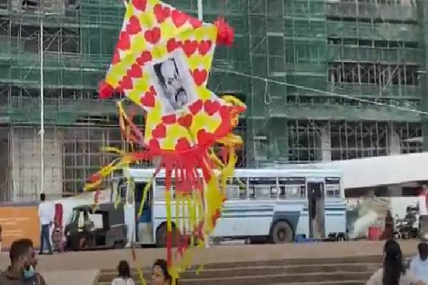 காலிமுகத்திடலில் அரசாங்கத்துக்கு எதிராக பறக்க விடப்பட்ட பட்டங்கள் | Srilanka Against Protest In Colombo