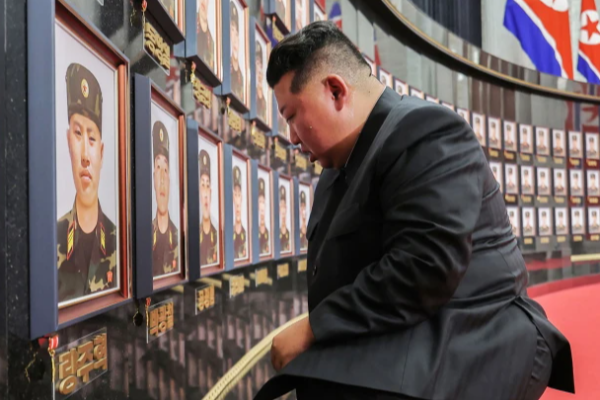 கண்ணீர் விட்டழுத வட கொரிய அதிபர் கிம்; வியப்பில் உலக மக்கள் | Korean President Kim Breaks Down In Tear Troops