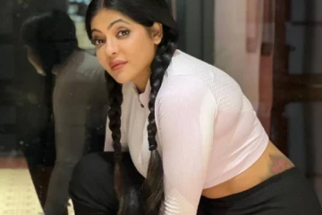 40 வயதை தாண்டியும் இப்படியொரு போஸ்!! டேட்டுவால் வாய்ப்பிளக்க வைக்கும் பாக்கியலட்சுமி ராதிகா..