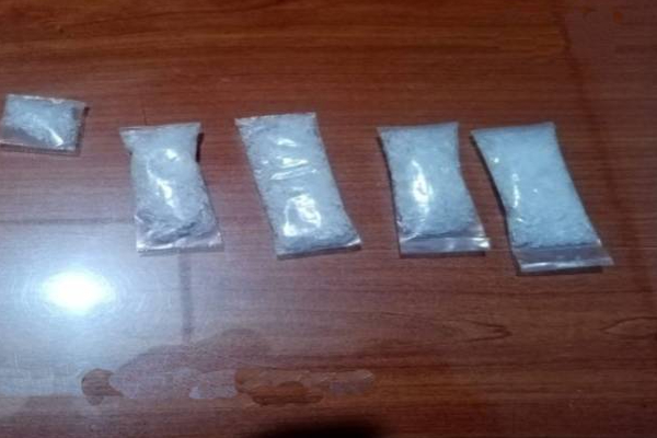 பாசிக்குடாவில் மர்ம பொருளுடன் மூவரை கைதுசெய்த பொலிஸார்! | Police Arrested 3 People With Drugs In Pasikuda