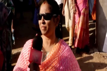 ஈரோடு இடைத்தேர்தல்; ஓட்டு போடுவதற்காக அமெரிக்காவில் இருந்து வந்த பெண்