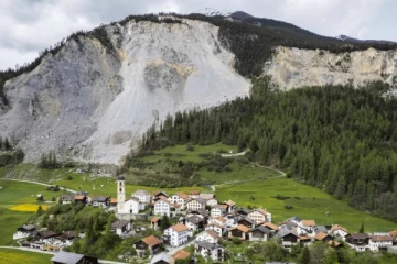 நிலச்சரிவு அபாயம்... மீண்டும் காலி செய்யப்பட்ட சுவிஸ் கிராமம்