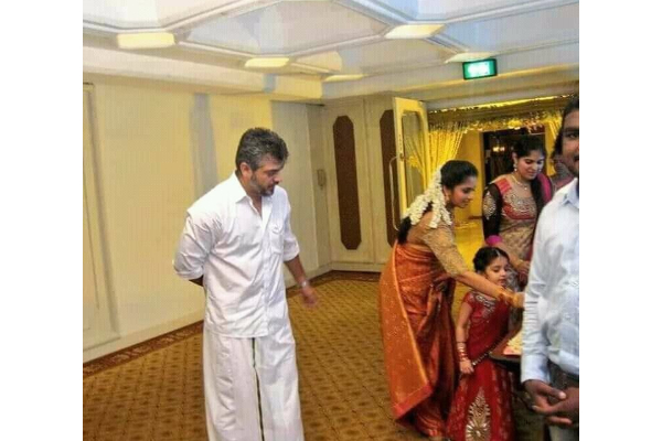தனது குடும்பத்துடன் திருமணத்தில் கலந்துகொண்ட நடிகர் அஜித் - இதுவரை நீங்கள் பாத்திராத ஒன்று | Ajith Come To Marriage With His Family