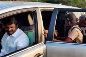 எல்லாம் டிக்கெட் வாங்குப்பா...மாணவர்களை காரில் ஏற்றி இன்ப அதிர்ச்சி கொடுத்த விஜயபாஸ்கர்..!