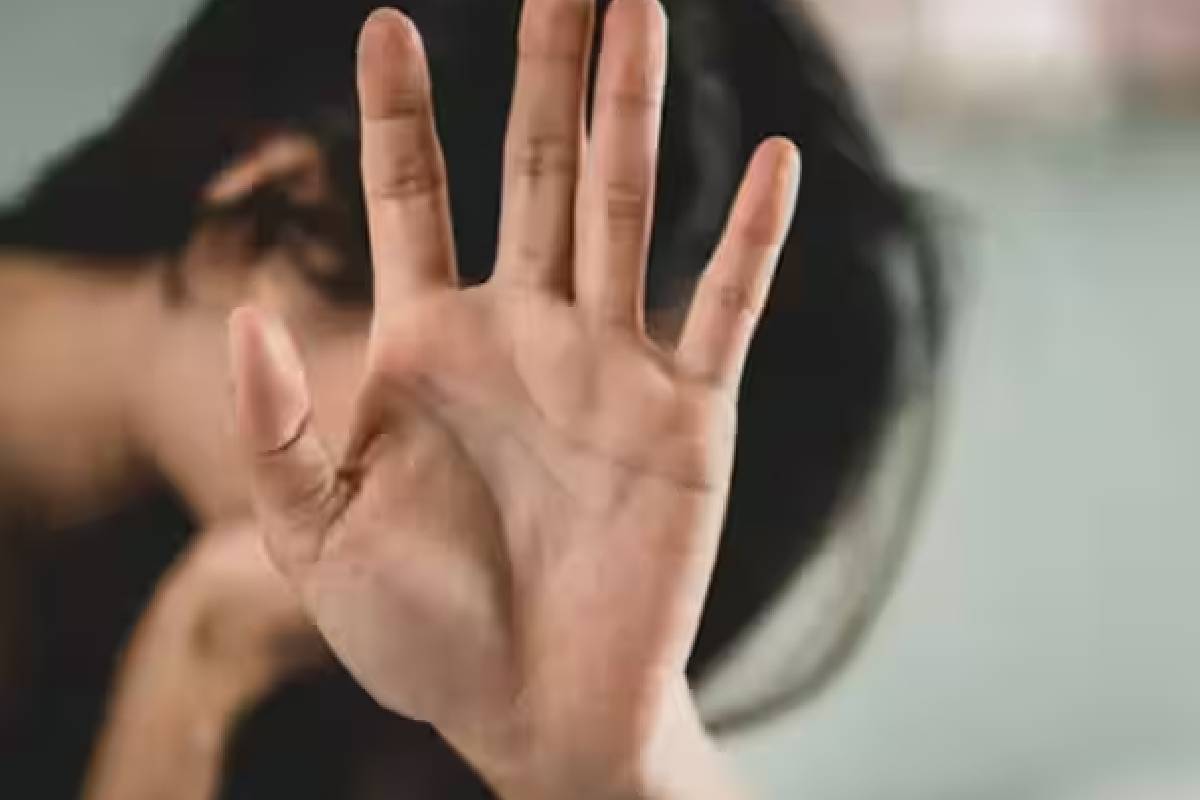 இளம்பெண்ணுக்கு பாலியல் தொல்லை கொடுத்த சக ஊழியர் கைது | Attempted Sexual Assault On A Young Woman இளம்பெண்ணுக்கு பாலியல் தொல்லை கொடுத்த சக ஊழியர் கைது | Attempted Sexual Assault On A Young Woman