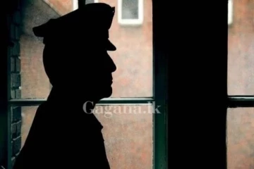 ඉවසන්න බෑ මේ රස්නේ කියලා පොලිස් ලොක්කෙක් කරලා තියන දෙයක් අම්මපා...