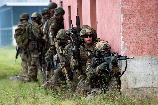 நடுவீதியில் சுட்டுக் கொல்லப்படும் ரஷ்ய மக்கள்! ரஷ்யப் படைகளின் வெறித்தமான செயல் - ஐபிசி தமிழ்