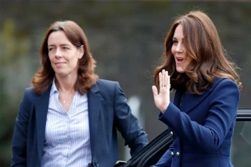 இளவரசர் வில்லியமுடன் நிச்சயதார்த்தம் ஆன நாள் முதல் இளவரசி கேட்டுடனேயே காணப்படும் பெண்: யார் அவர்?